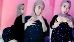 Perempuan Berhijab Meremas Payudaranya Dengan Penuh Nafsu