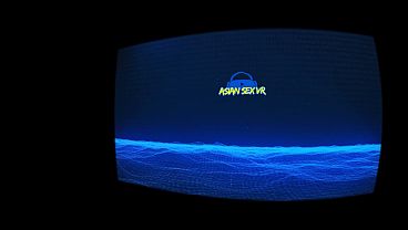 Pakaian Dalam Neon Membungkus Tubuh Gadis Asia Amatir Yang Bergoyang Liar Di Atas Batang Keras