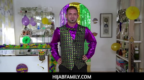 Violet Gems, Si Gadis Berhijab Yang Panas, Menelan Banyak Manik Sebelum Mahir Melayani Nicky Dengan Mulutnya