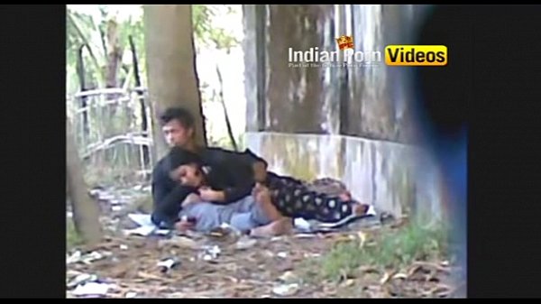 Rekaman Panas Adegan Oral Di Alam Terbuka Cewek Desi Bersama Pacar – Video Mesum India