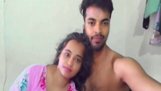 Cowok Kampus Ngentot Memek Pacarnya Lewat Webcam Dalam Adegan Panas Ala Desi