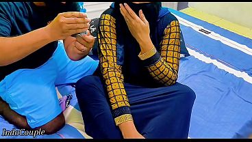 Adik Tiri Berhijab Nekat Buka Pussy Buat Main, Tapi Kakak Pilih Lubang Yang Salah Untuk Colok Mainan – Anal Plug