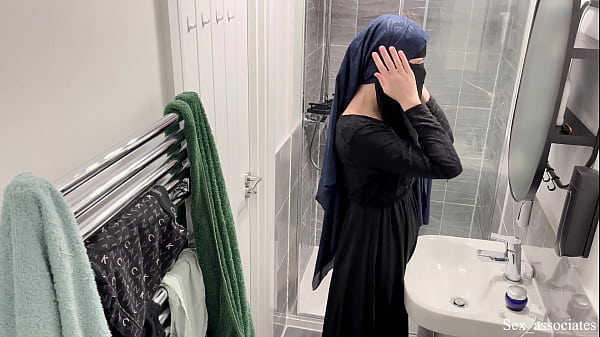 Astaga, Baru Tahu Cewek Arab Bisa Seperti Itu. Aku Lihat Gadis Muslim Berhijab Lagi Main Jari Di Kamar Mandi.