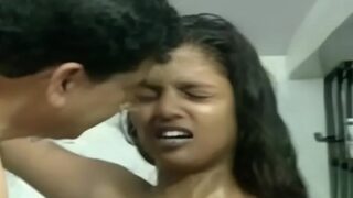 Gairah Terlarang Di Kamar Mandi: Adegan Panas Ayah Tiri Dan Putri Tiri Dalam Film Biru India