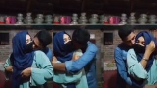Kakak Cowok Di Karachi Remas-remas Tetek Adeknya Di Belakang Bokap Nyokap.