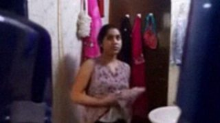Rekaman Tersembunyi Desi Bhabhi Mandi Telanjang