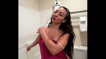 Sasha Mandi Telanjang Di Kamar Mandi Sendirian
