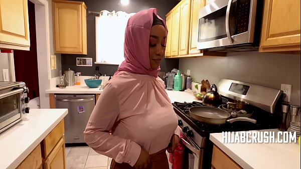 Lily Starfire, Perempuan Berhijab Bertubuh Seksi Yang Mahir Menggoyang