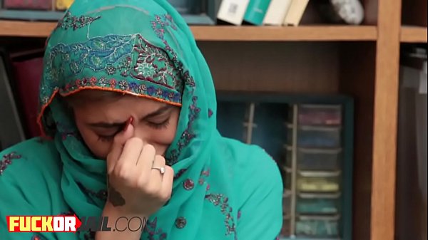 Perwira Nakal Menyuapi Pemuda Arab Dengan Sosis Berdenyut