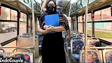 Ibu Muslim Pulang Kampus Naik Bus Sendirian, Langsung Digaruk Orang Asing Di Balik Hijabnya.