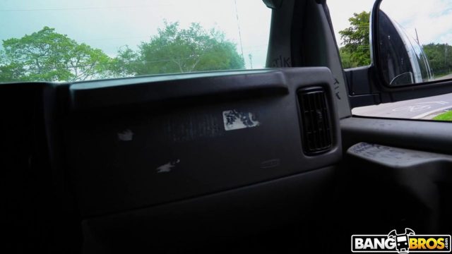 Bang Bus – Xxlayna Marie Diguyur Hujan, Basah Kuyup, Ngegas Sambil Ngebor