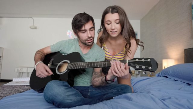 Guru Gitar Paling Hot, Ngajarin Main Sambil Bikin Mendingin