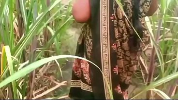 Ibu Dan Anak Tiri Ngentot Di Luar Rumah Kampung, Basah Kena Angin Liar.