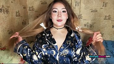 Gadis Montok Rusia Dengan Paha Besar Mainin Memek Sempitnya Pakai Dildo Di Dalem.