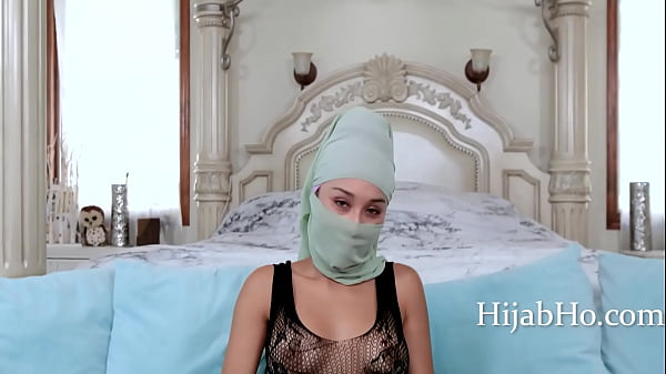 Ibu Tiri Berhijab Bikin Tenang – Cali Lee, Bibir Basah Bikin Ngilu
