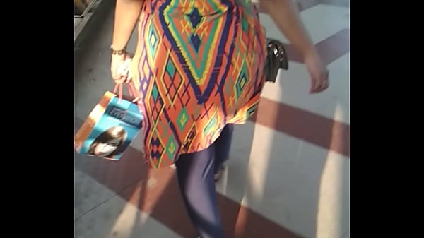 Dengerin Suara Pantat Montok Mami India Yang Ngenyangin Pas Jalan