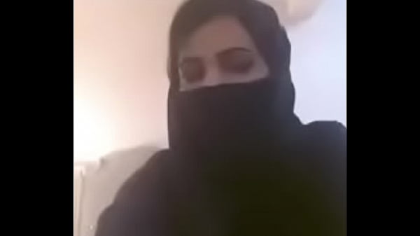 Cewek Arab Pamer Tete Di Webcam