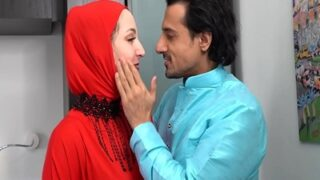 Pasangan Ini Ngencrotin Si Hijabi Sialan Di Depan Suaminya Yang Melongo.