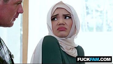 Hijabi Mungil Ini Ngentot Pertama Kali Bareng Tukang Ledeng, Naudi Nala & Jason Sarcinelli Bikin Muncrat