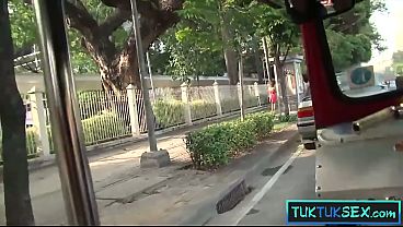 Bule Tua Jomblo Ngehemat Tuk-tuk Di Bangkok, Langsung Naik Kontol Gede Abis.