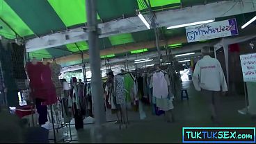 Lidahnya Ditindik, Ibu Thai Mungil Digauli Dua Bule Di Jalan
