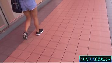 Gadis Amateur Thailand Digebuk Di Tuk Tuk Terus Digiring Ke Hotelnya Buat Mainin Ranjang.