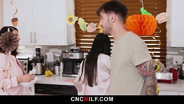 Ibu Tiri Marica Yang Seksi Langsung Diajarin Tradisi Bebas Pakai Di Keluarga Ini.