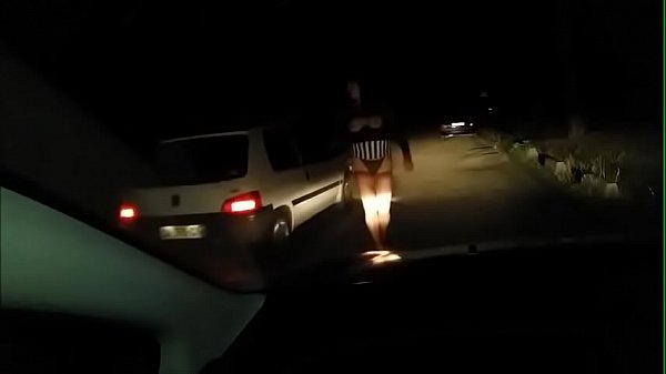 Pute Arab Jongkok Di Hutan, Siap Digaruk Kayu.