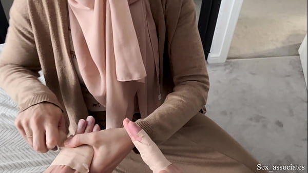 Ibu Tiri Arab Bantu Anaknya Yang Patah Tangan, Langsung Bikin Makin Panas.