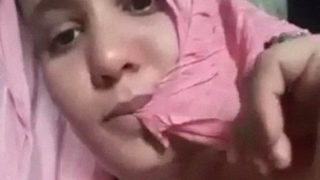Aunty Desa India Montok, Tangannya Mainin Tetek Sendiri