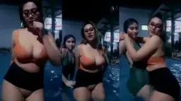 Miya Bareng Bestie, Cipratan Air Bikin Basah Kuyup, Badan Lengket Pengen Digesek.