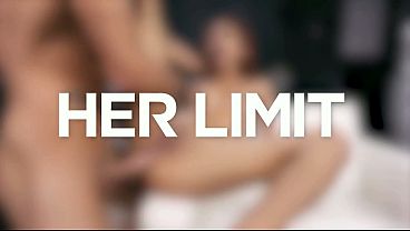 Cewek Asia Mulus Pake Lingerie Pink, Diguyur Minyak, Ngentot Pantatnya Sampe Keras