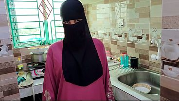 Selagi Istri Pergi, Suami Selingkuh Ngewe Pembantu Hijab Di Rumah Kosong, Crot Di Dalem
